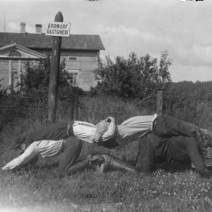 Fyra män leker "tämja stutar", som är en slags dragkamp. Bilden är tagen 1930 i Bromarf.