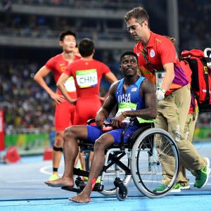 Yhdysvaltain Trayvon Bromell kuljetettiin pyörätuolissa pois kentältä Rion olympialaisten pikaviestin jälkeen.