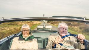 Dagmar, Otto och en hemlighet de lovat ta med sig i graven. Dagmar och Otto i sin öppna bil.