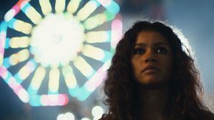 Serien Euphoria var för explicit till och med för HBO. Hela 80 nakenbilder kapades bort, 30 lämnades kvar. Huvudkaraktären Rue stirrar planlöst förbi kameran med glitter under ögonen och ett lysande Pariserhjul i bakgrunden.