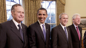 Tre av dessa fyra herremän kan du bonga i publiken i dag. Bara tidigare president Jimmy Carter (längst till vänster) blir hemma. På bilden ser du också de tidigare presidenterna Barack Obama, George W. Bush och Bill Clinton Fyra av USA:s tidigare presidenter på rad. Jimmy Carter, Barack Obama, George W. Bush och Bill Clinton