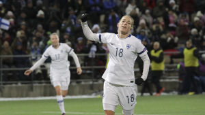 Linda Sällström och gänget påverkas också av Uefas beslut. Linda Sällström jublar.