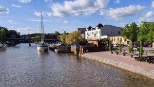 Åstrandens vackra vyer lockade både ortsbor och inhemska turister. Utsikt över Borgå å mot Mannerheimgatans bro.