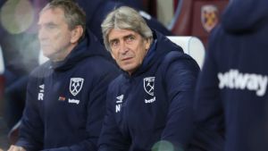 Manuel Pellegrini följer matchen mot Arsenal. Manuel Pellegrini följer matchen mot Arsenal.