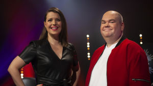 Euroviisaiden juontajat Eva Frantz ja Johan Lindroos.