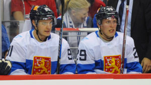 Aleksander Barkov och Patrik Laine på avbytarbänken. Aleksander Barkov och Patrik Laine på avbytarbänken.