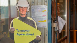 Ledningen glömde verkstadsgolvet. Pappdockor påminner om säkerheten på Ssab:s fabrik i Hangö.