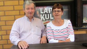 Börje och Toni Aspholm går i pension efter att ha arbetat sju dagar i veckan i över fyrtio år i sin bar Börje och Toni Aspholm utanför sin bar i Isnäs, Pernå