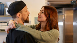 Mjuka Petter och tuffa Madde. Petter och Madde kramar om varandra i köket.