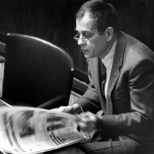 Jörn Donner läser dagstidningen i riksdagen i november 1990. Jörn Donner läser dagstidningen i riksdagen i november 1990.