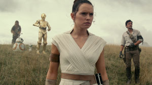 Vem är det jag skall möta i den sista striden? Rey (Daisy Ridley) har mycket att fundera på. Rey (Daisy Ridley) står i förgrunden och i bakgrunden syns Chewbacca, C-3PO, R2-D2, Poe Dameron (Oscar Isaac) och Finn (John Boyega).