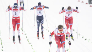 Kläbo vann sprintcupen den här säsongen. Johannes Hösflot Kläbo stakar framför konkurrenter.