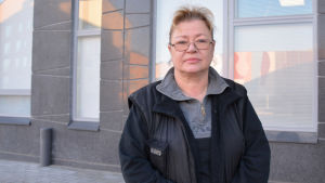 Annika Lindfors bor i Liljendal. kvinna står utanför careeria med händerna i kors