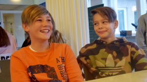 Femteklassarna Ian och Kevin har inget emot hönsfrikassé på skolmatsedeln 2018. Två pojkar, Ian och Kevin, sitter i en skolmatsal.