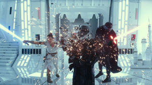 Rey (Daisy Ridley) och Kylo Ren (Adam Driver). Rey (Daisy Ridley) och Kylo Ren (Adam Driver) slåss i en enorm vit byggnad.
