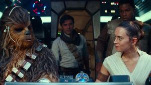 Jag och mina vänner, tycks Rey (Daisy Ridley) tänka när hon sätter sig i rymdskeppet omgiven av Chewbacca (Joonas Suotamao), Poe (Oscar Isaac) och Finn (John Boyega). Rey (Daisy Ridley) i ett rymdskepp tillsammans med Chewbacca (Joonas Suotamo), Poe Dameron (Oscar Isaac) och Finn (John Boyega).