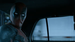 Talking to me? Ryan Reynolds kan bara inte sluta prata i rollen som Deadpool. Deadpool tittar rakt in i kameran genom bilfönstret.