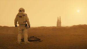 Öppna landskap. Frågan är hur väl man trivs i dem. En astronaut på avstånd blickar ut över det karga Marslandskapet.
