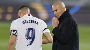 Zinedine Zidane har haft mycket nytta av Karim Benzema under säsongen. Zinedine Zidane pratar med Karim Benzema.