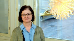 Gunilla Träskelin är övertygad om att yrkesinstituten behövs också i framtiden Lärare står vid juldekoration.