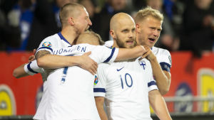 Med tio mål i EM-kvalet var Teemu Pukki avgörande för landslaget. Landslaget firar efter Teemu Pukkis mål.
