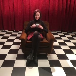 David Lynch -fani Elina Iida Sofia Hirvonen istuu studiossa kahvikuppi kädessä.