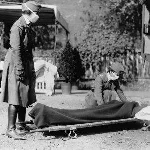 Patient på bår under Spanska sjukan 1918.