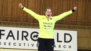 Sonja Koskinen avgjorde många finaler. Dickens målvakt Sonja Koskinen jublar.