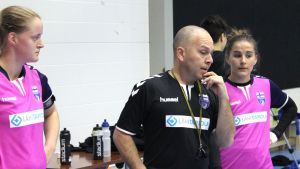 Emma Aarnio lyssnar på förre landslagslotsen Tommy Suoraniemi. Finlands damlandslag i handboll tränar i Kisakallio 5.10.2016.