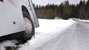Vägarna var glashala på en del ställen. Hal väg och buss i diket i Kalvholm i Korsholm.