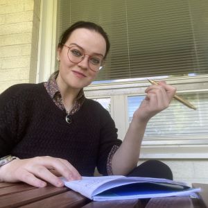 Michelle Jerkku med ett anteckningsblock och penna i handen.