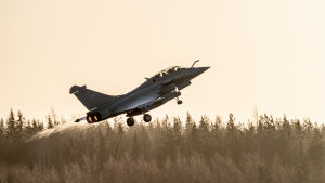 Trots prislappen behöver Finland ett trovärdigt försvar, och därmed enligt rådande expertis nya jaktplan. Franska Dassault Rafale är en av kandidaterna. Dassault Rafale nousemassa Pirkkalan lentokentältä.