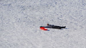 Färden börjar bra för Noga Ronen, men slutar med att hon flyger av pulkan och får göra snöänglar istället. En kvinna ligger på rygg brevid en pulka i pulkabacken vid borgbacken i Borgå