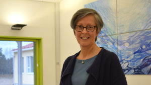 Birgitta Parikka tycker inte att intyget för de som äter vegetariskt ska ses som ett krav. Birgitta Parikka framför en glastavla med fiskar i Silvas matsal.