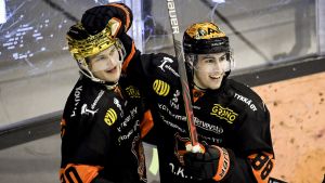 Kasper Björkqvist har snabbt blivit en nyckelspelare i KooKoo. Kasper Björkqvist firar mål i KooKoo.