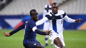 Glen Kamara har växt fram till en nyckelspelare. Glen Kamara i en duell mot N'Golo Kanté.
