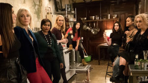 Debbie, Lou, Daphne, Amita, Tammy, Constance, Nine Ball och Rose Weil står samlade i ett kök och pratar med varandra.