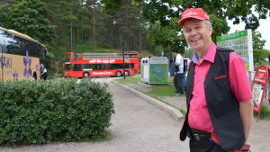 Juhani Hollanti kör Hop-on hop-off bussen som nu den här sommaren rullar runt på gatorna i Borgå. en busschaufför