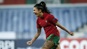 Portugals Ana Borges firar sitt 1–0-mål.