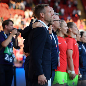 Martin Sjögren ochdet norska landslaget sjunger nationalsång inför EM-premiären mot Nordirland.