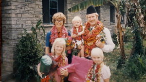 Maria och Ben Westerling och deras barn vid avskedsfesten på skolan i Pokhara i Nepal år 1990. I bakgrunden syns deras hem en familj