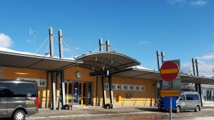 Staten gick in för att stöda flyget till Kronoby, men nu har det uppstått ytterligare förvecklingar kring upphandlingen. Karleby-Jakobstad flygplats.