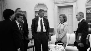 Hillary Clinton tillsammans med Bill och hans assistenter i Vita Huset, 1993. Bild från dokumentärserien. Hillary i Vita huset 1993.