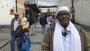 Mohamed Hagi Farah känner många i Rinkeby och många kommer fram för att hälsa. Mohammed Hagi Farah intill Rinkeby torg.