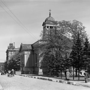 I. K. Inhan valokuvassa Helsingin Vanha kirkko Antinkadulla (nykyinen Lönnrotinkatu)