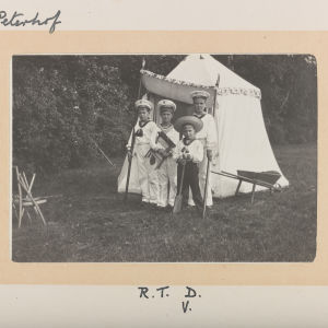 Barn vid Gatchina-palatset, cirka 1915 Barnen från den ryska tsarfamiljen ses här vid Gatchina palatset utanför St. Petersburg