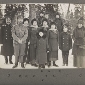 Familjeporträtt i snön vid residensen Tsarskoje Selo Familjeporträtt på vintern vid residensen Tsarskoje Selo.