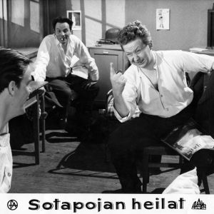Tommi Rinne, Sakari Halonen ja Lasse Pöysti alokkaine elokuvassa Sotapojan heilat.