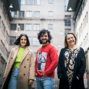 Maria, Fran ja Riitta hymyilevät kameralle
