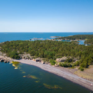Den mörka sanden på badstranden härstammar från gruvan. flygbild av Jussrö